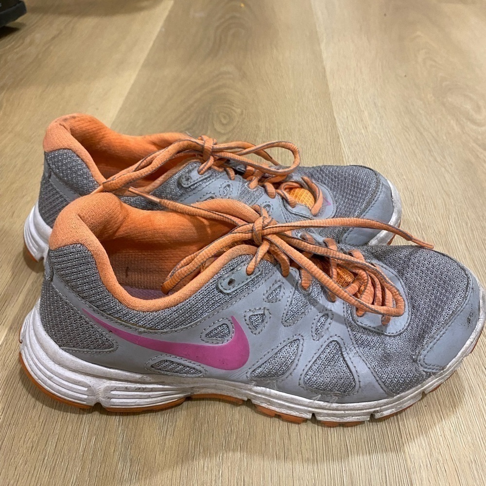NIKE GRAY AND ORANGE RUNNING SHOES SIZE 7